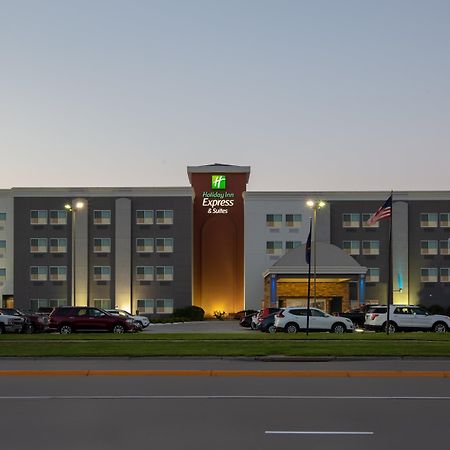 Holiday Inn Express Hotel & Suites Columbus By Ihg Exterior photo