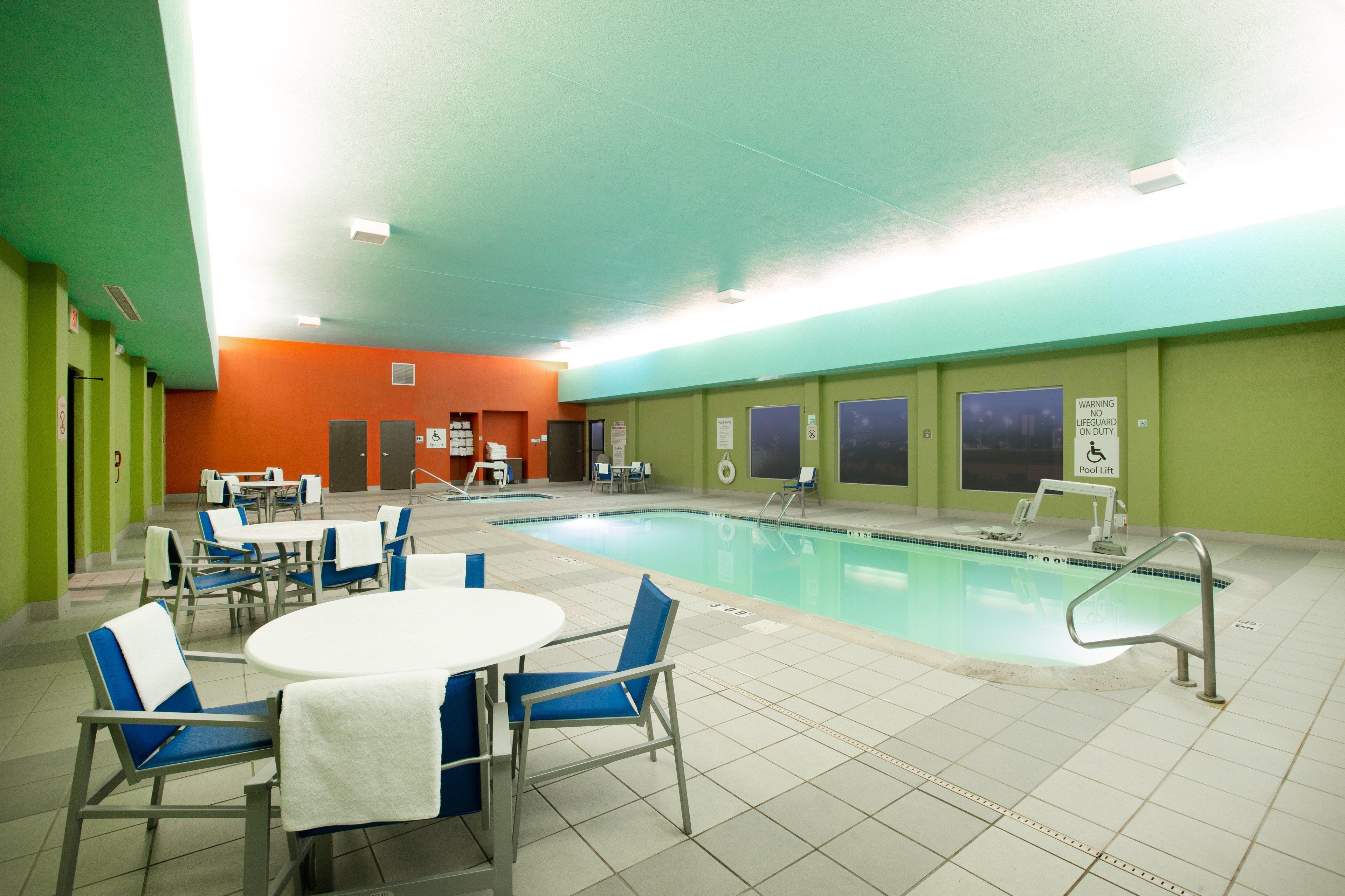 Holiday Inn Express Hotel & Suites Columbus By Ihg Exterior photo