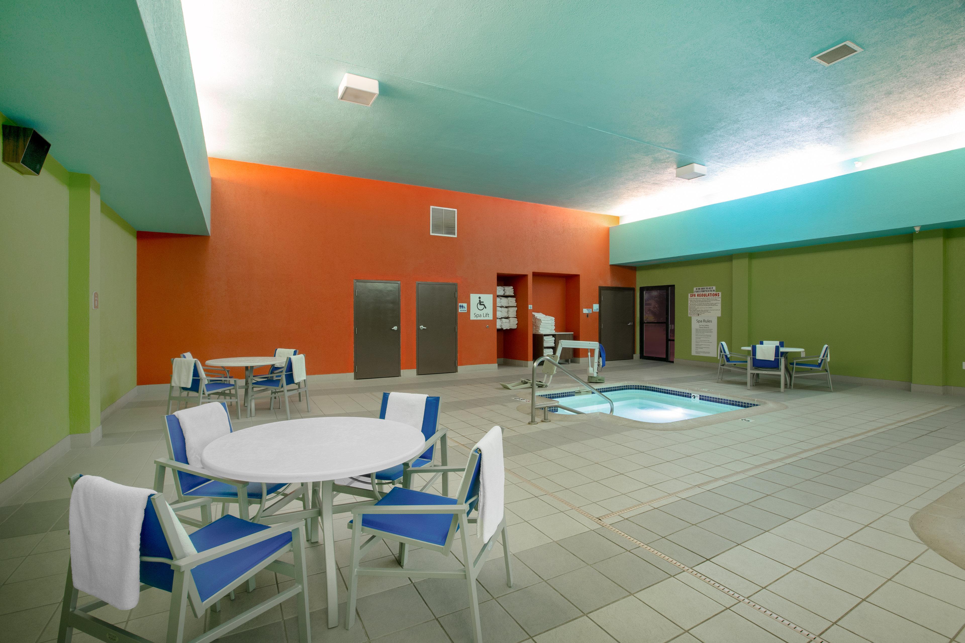 Holiday Inn Express Hotel & Suites Columbus By Ihg Exterior photo