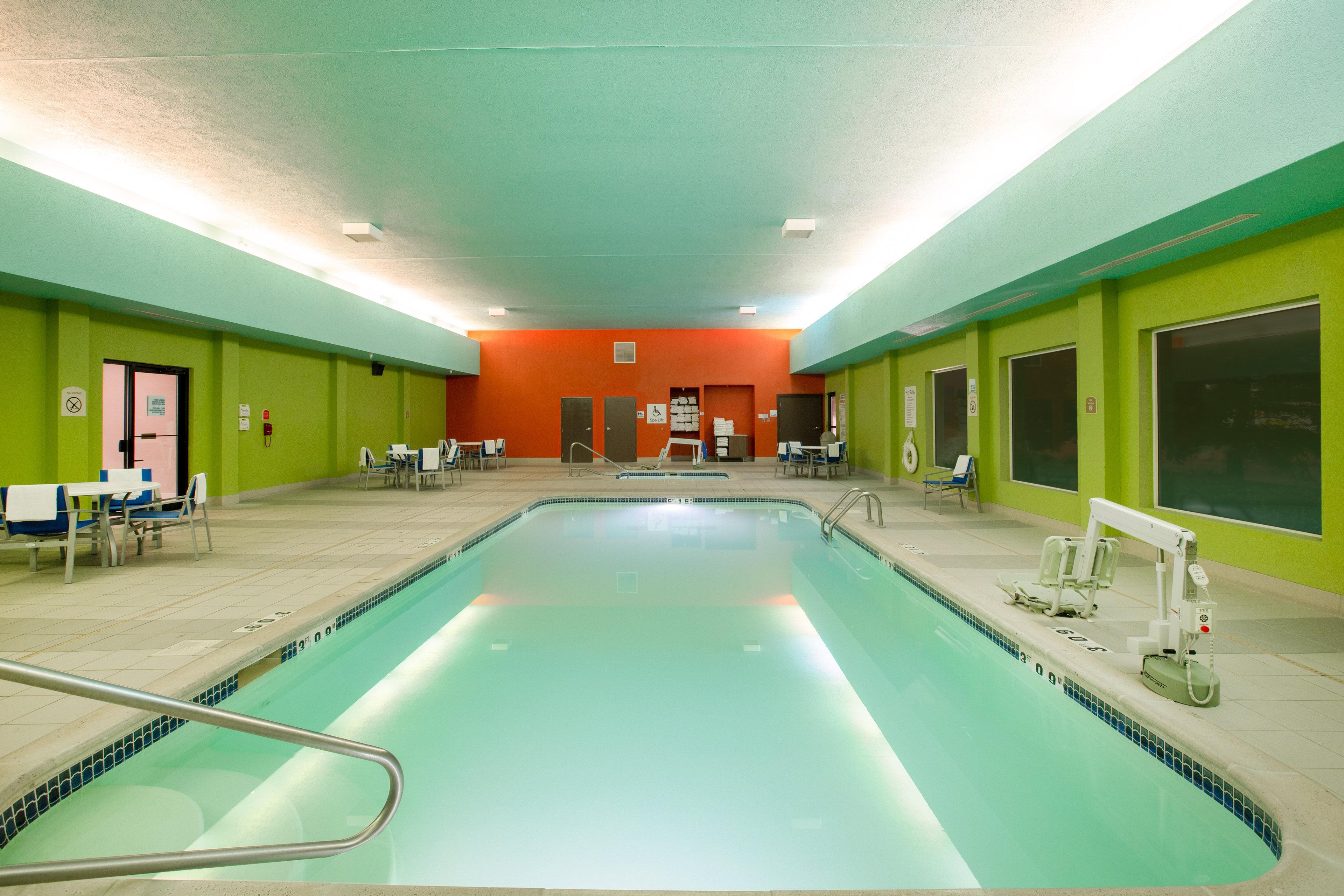 Holiday Inn Express Hotel & Suites Columbus By Ihg Exterior photo