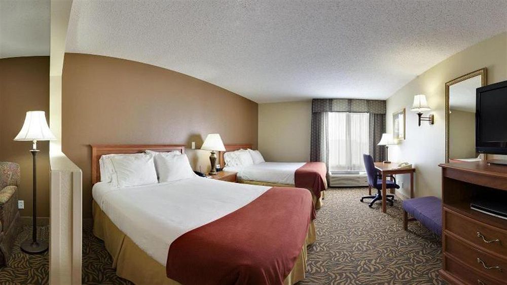 Holiday Inn Express Hotel & Suites Columbus By Ihg Exterior photo