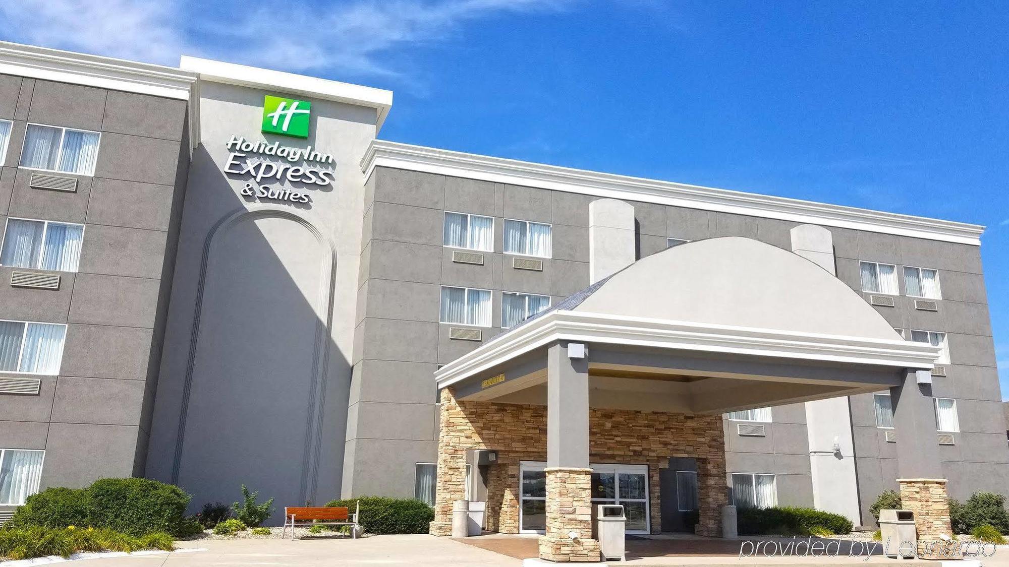 Holiday Inn Express Hotel & Suites Columbus By Ihg Exterior photo