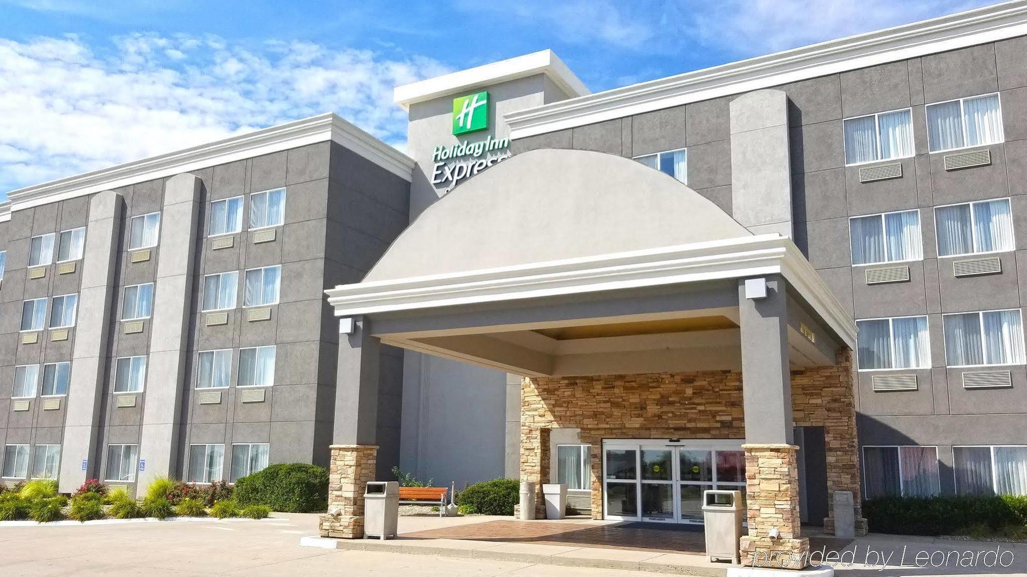 Holiday Inn Express Hotel & Suites Columbus By Ihg Exterior photo
