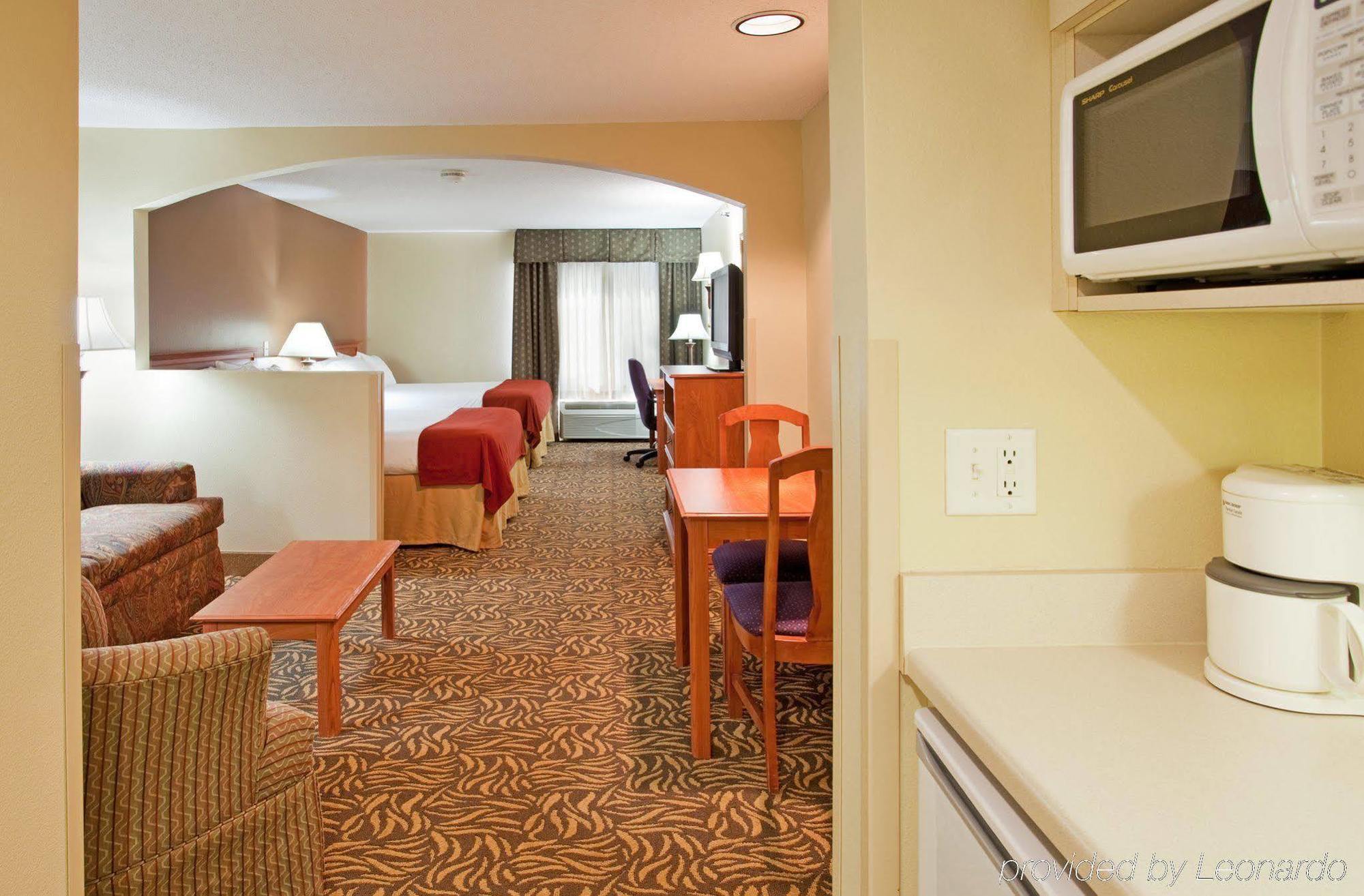 Holiday Inn Express Hotel & Suites Columbus By Ihg Exterior photo