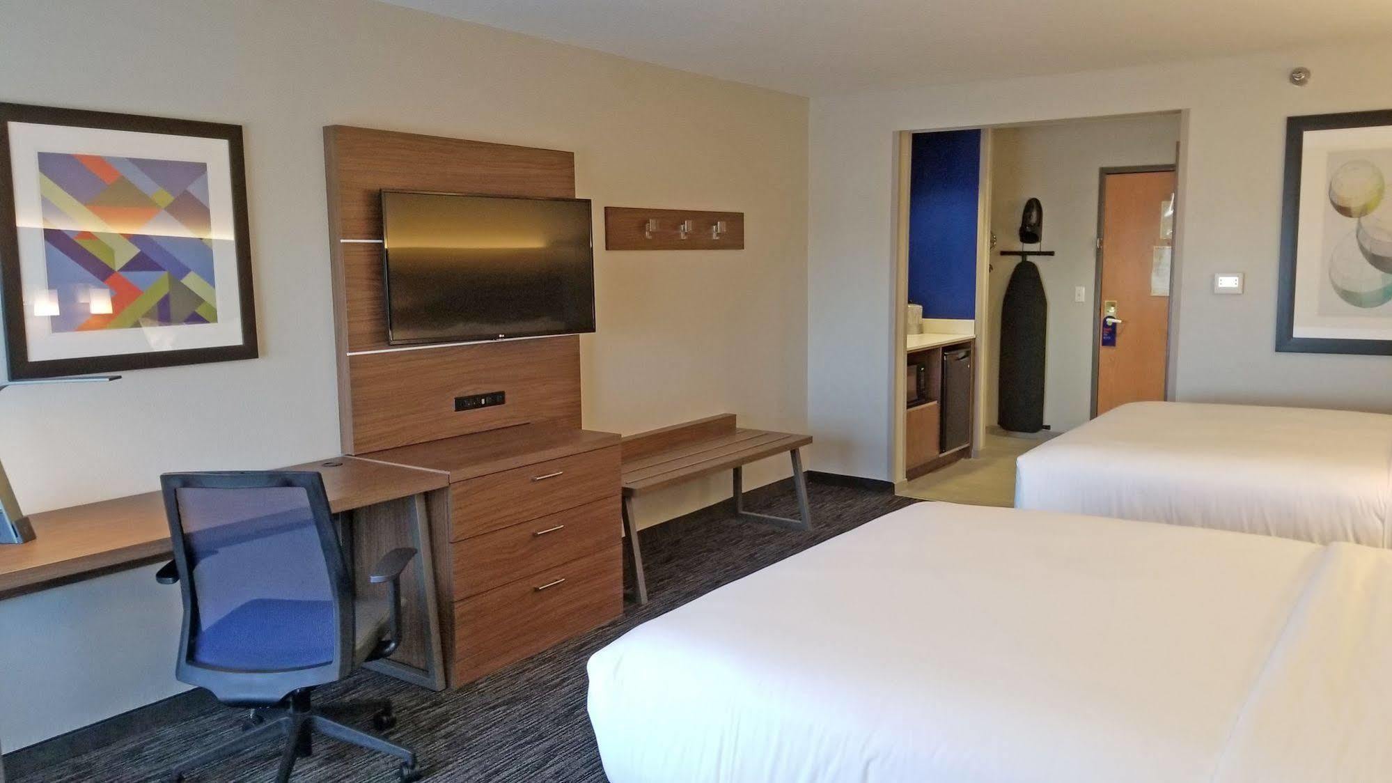 Holiday Inn Express Hotel & Suites Columbus By Ihg Exterior photo