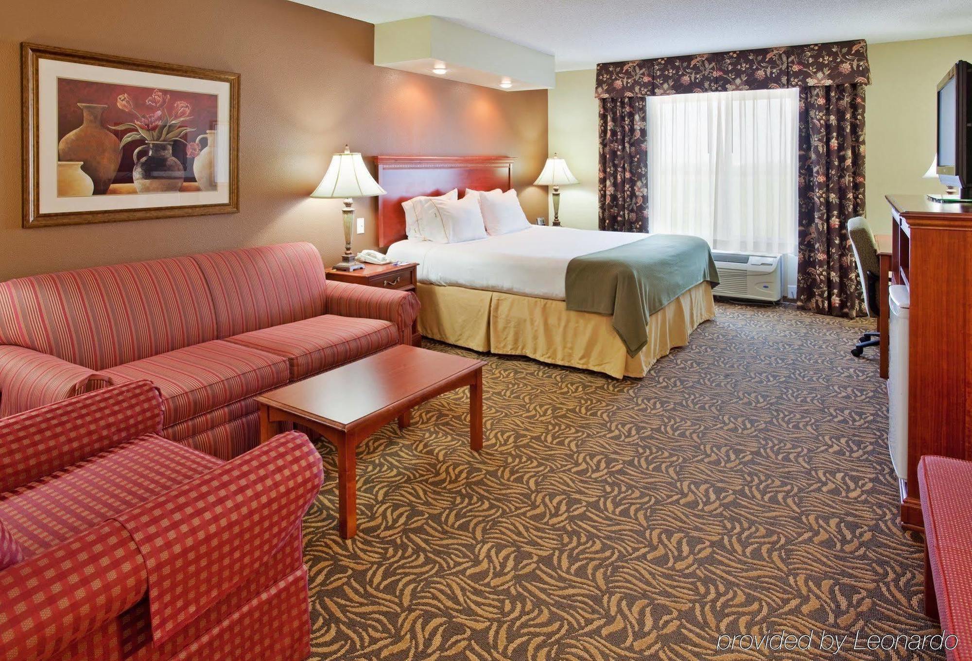 Holiday Inn Express Hotel & Suites Columbus By Ihg Room photo