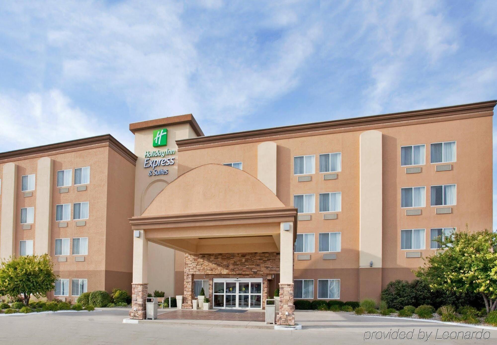 Holiday Inn Express Hotel & Suites Columbus By Ihg Exterior photo