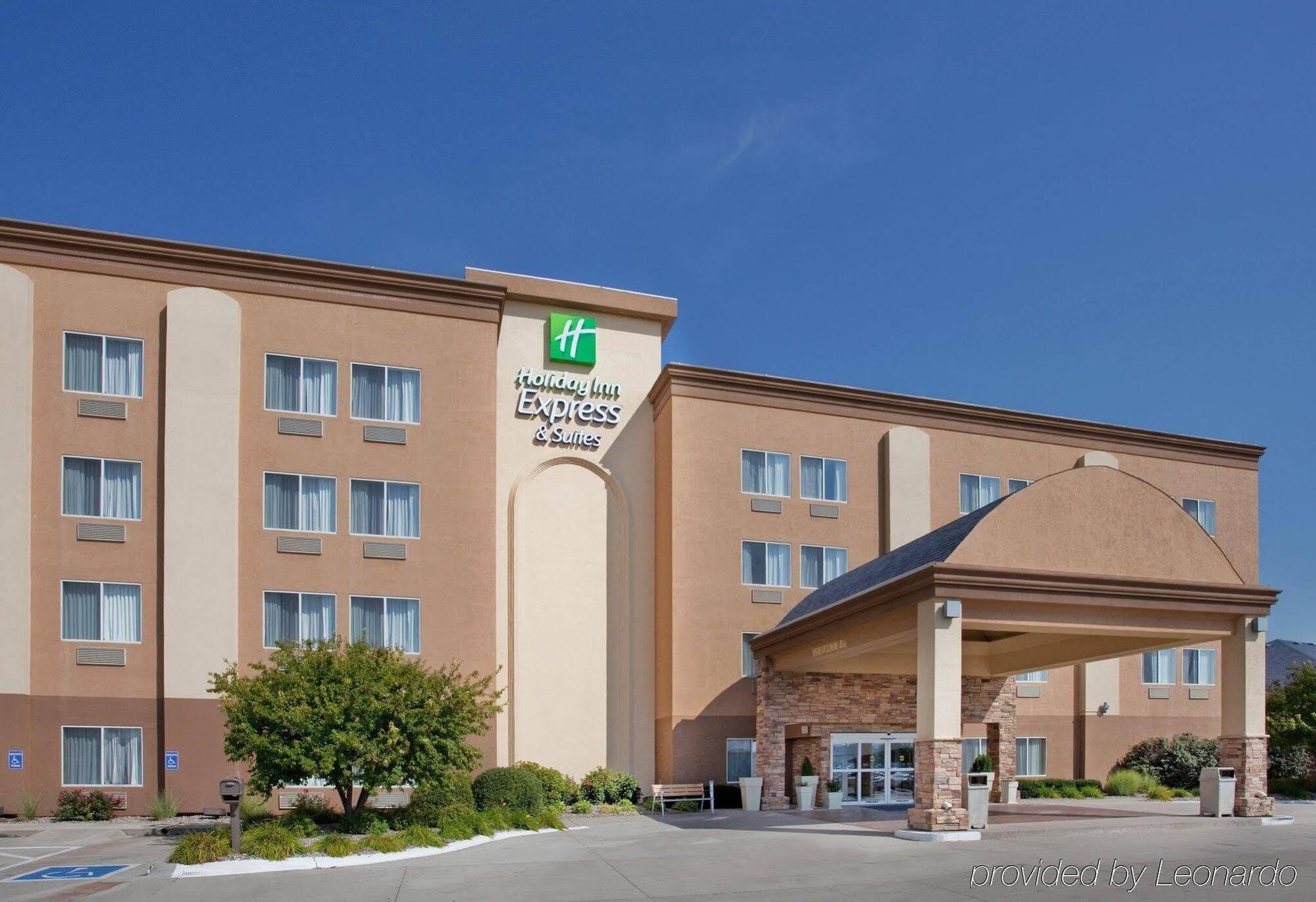Holiday Inn Express Hotel & Suites Columbus By Ihg Exterior photo