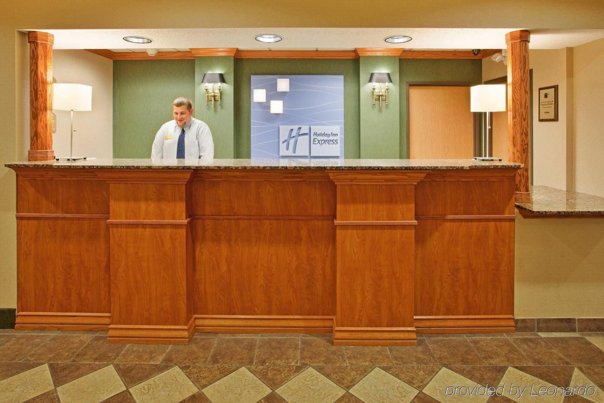 Holiday Inn Express Hotel & Suites Columbus By Ihg Exterior photo